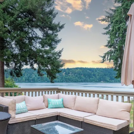 Oceanfront boho cottage in Bremerton
