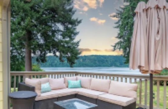 Oceanfront boho cottage in Bremerton