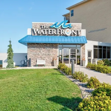 Charming 3-bedroom condo with stunning lake views in fabulous Arnolds Park, IA Отели в г. Арнолдс Парк