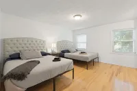 Sleeps 5, 3 Queen Beds, Centrally Located, Near Downtown KC & County Club Plaza