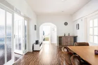 Maybach 4-Bedroom Apartment – Spacious, Stylish & Close to Düsseldorf Fair.