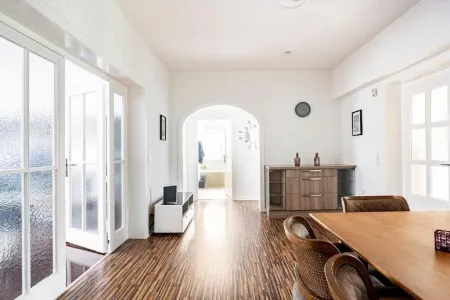 Maybach 4-Bedroom Apartment – Spacious, Stylish & Close to Düsseldorf Fair.