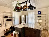 Cozy loft apartment in Stockade district walk to restaurants & bars AC & WiFi Hotels in Kingston