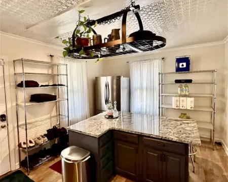 Cozy loft apartment in Stockade district walk to restaurants & bars AC & WiFi キングストンのホテル