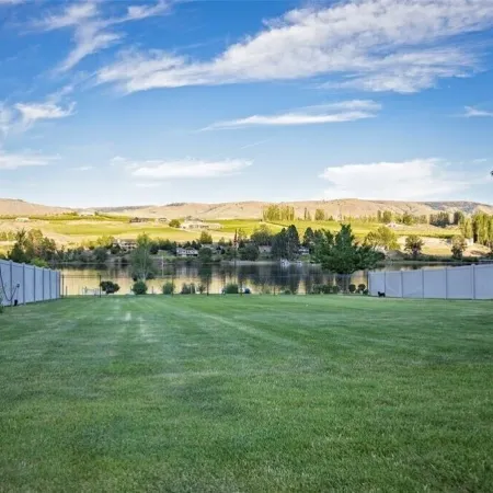 Charming 2-bedroom shop house on the beautiful Columbia River