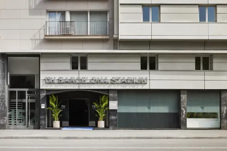 NH Barcelona Stadium Отели рядом с достопримечательностью «Собор Святого Креста и Святой Евлалии»