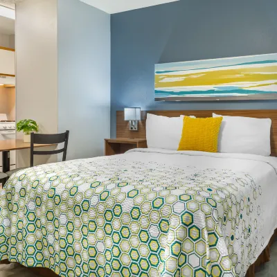 HomeTowne Studios & Suites Greensboro Отели рядом с достопримечательностью «Торговый центр Four Seasons»