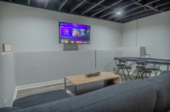 迷人的寬敞帶遊戲室的家