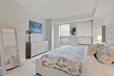 "Joy of Evanston" 1BDR, KING EXEC Suite, pool+Gym