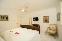 Relax and unwind at Casa Del Compadre in tranquil Silver Sands, Jamaica Hotels in 