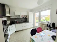 La Villa Sainte-rose: Gîte 3 Chambres Avec Jardin à 5 min de la Cité des Loisirs