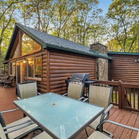 The Robin's Nest, a cozy 3-bedroom cabin in Lake Harmony with Firepit, AC, WiFi