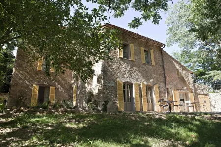 Provencal mill with private pool for 15 people