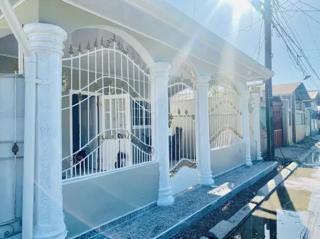 Charming 3-bedroom pool house  with AC, WiFi in enchanting Tela