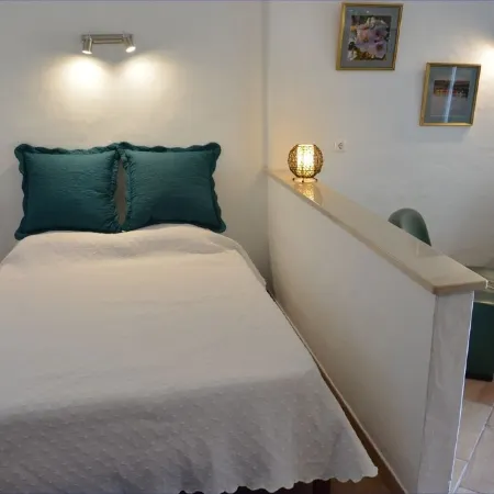 Small apartment in a quiet location with two private terraces and sea views