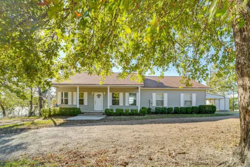 Charming 3-bedroom house with WiFi and AC off of Hwy 1215