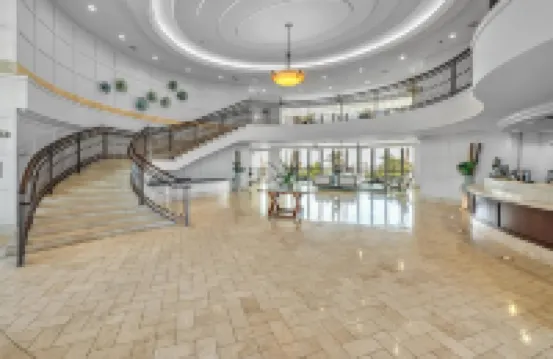 Beachfront! Coastal Designer Glam with Resort Amenities. Private Balcony & Grill