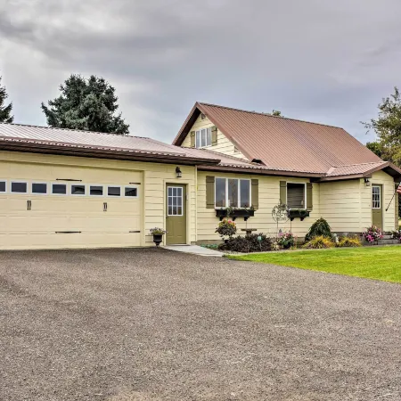 Farmhouse in Country Setting Near Gravity Hill