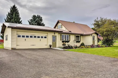 Farmhouse in Country Setting Near Gravity Hill - parking