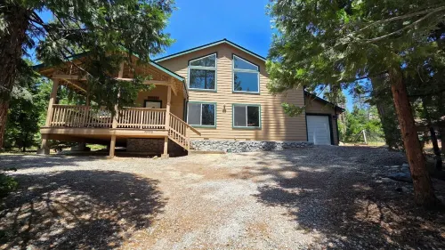 Spacious Mountain Retreat with Stunning Forest Views!              Kid-friendly!