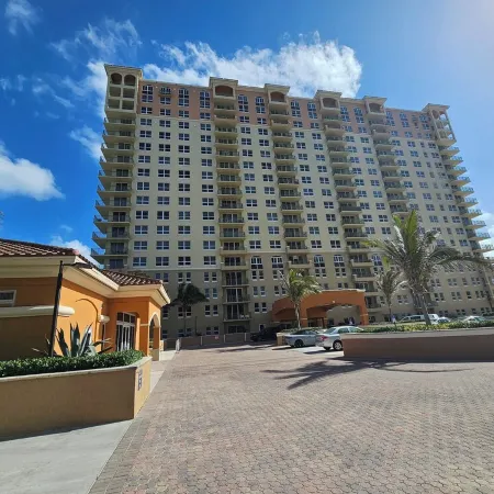 Beach Front Luxury 2-bedroom 2 Bath condo in beautiful Hallandale Beach Отели в г. Халландейл Бич