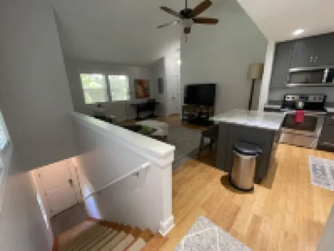 Adorable guest house with private backyard in Mount Pleasant