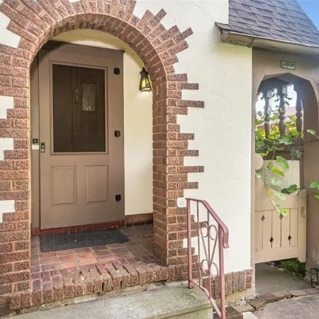 Historic Tudor Cottage - Cute 3 Bedroom Home