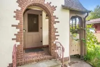 Historic Tudor Cottage - Cute 3 Bedroom Home