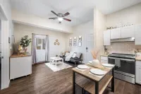 Cozy King 1B Heart of Austin -Walk to Moody ACL UT & SXSW Hotels in Central Austin