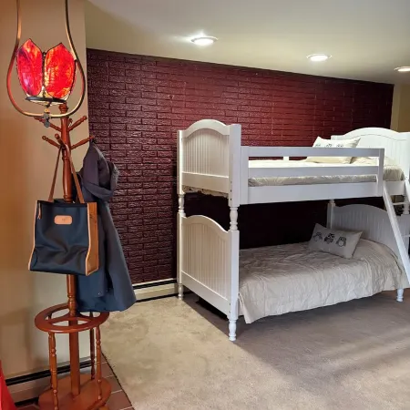 3-bedroom chalet in marvelous Ellicottville with WiFi, sauna, deck and grill