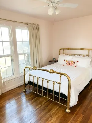 Little Blue House Các khách sạn gần East Park