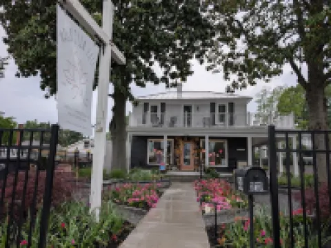 Magnolia Hideaway 2-BR Apt in center of Town of Colonial Beach Hotels in Colonial Beach