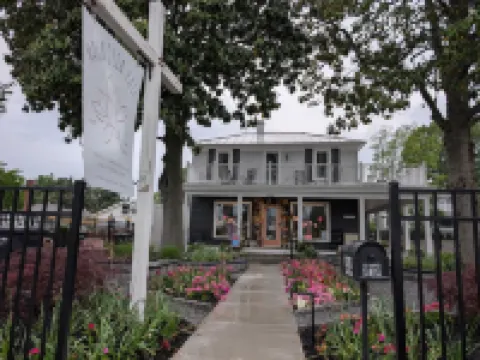 Magnolia Hideaway 2-BR Apt in center of Town of Colonial Beach