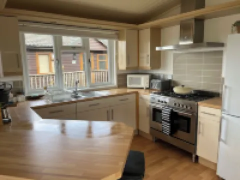 Cosy Cornish lodge 10 minute walk from the beach