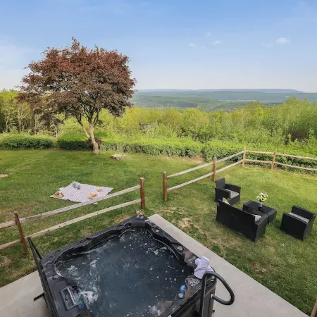 Unreal Mountain Views w/ Hot Tub Near Charming Jim Thorpe & Blue Mountain Skiing
