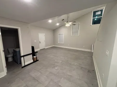 Spacious 3-bedroom corporate apartment with WiFi, AC in lovely Kenner