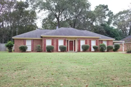 Expansive Backyard and Modern Finishes - Charming Family Haven Отели рядом с достопримечательностью «Монтгомери Музеум оф Файн Артс»