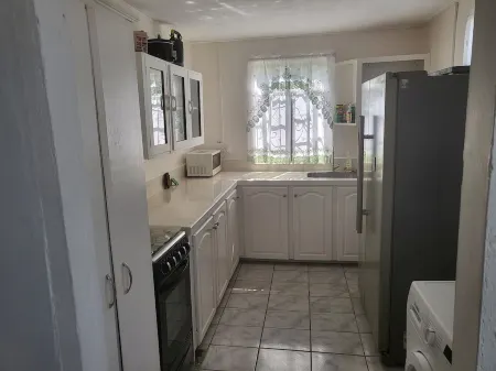 Cozy 1-bedroom apartment in serene St. George's with WiFi, AC Отели рядом с достопримечательностью «Гайд Парк Тропикал Гарден»