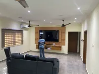 Cozy 3-bedroom apartment in Kasoa with AC, WiFi, water heater, solar power فنادق في کاسوا