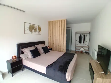 Villa Sophora à 15 min de la mer Отели в г. Жиньяк-ла-Нерт