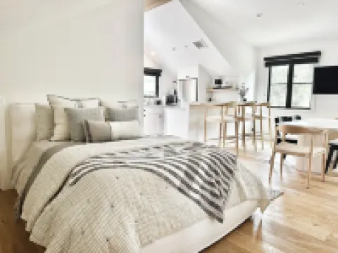 Newly built designer guesthouse nestled in Santa Barbara’s Sycamore Canyon.