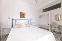 House for the whole family in Exo Gonia Santorini with views to the Aegean Sea. Hotels in Pyrgos Kallistis