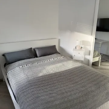 #1 Top room: central & comfortable, shared bathroom