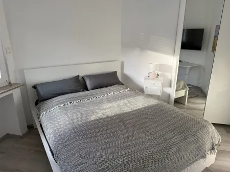 #1 Top room: central & comfortable, shared bathroom