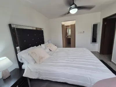 Deluxe one Bedroom Apartment in Kingston. Close to the National Stadium, Hotels near Norman Manley International Airport