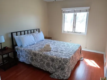 Charming 2-bedroom condo with WiFi, AC in quaint Sheboygan Отели в г. Sheboygan