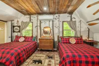 COZY CUB CABIN Mountainside • Lake George, Hot Tub, Fireplace, Gazebo فنادق في Hague