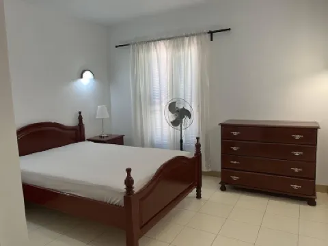 Stylish spacious apartment, fully equipped - walking distance to beach فنادق في 