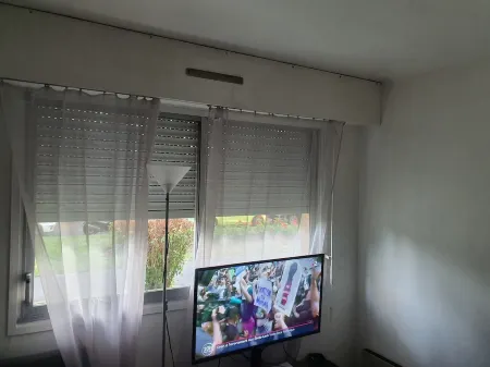 Charming apartment near Lyon train station and 1km from the metro and RER. Отели в г. Мезон-Альфор