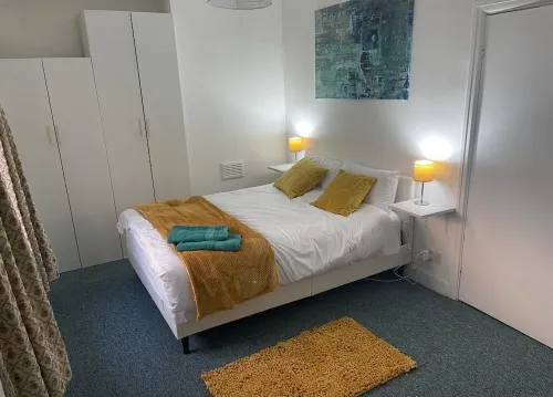 Cheerful 3 bedroom entire home - newly furnished to a high standard.